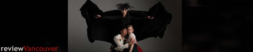 Gabriel Ritzmann as the Gingerbread Witch, Marcio Texeira as Hansel, and Ellie Bishop as Gretel. Foto: David Cooper